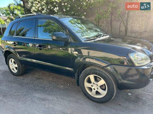Черный Хендай Туксон, объемом двигателя 2 л и пробегом 232 тыс. км за 6900 $, фото 3 на Automoto.ua