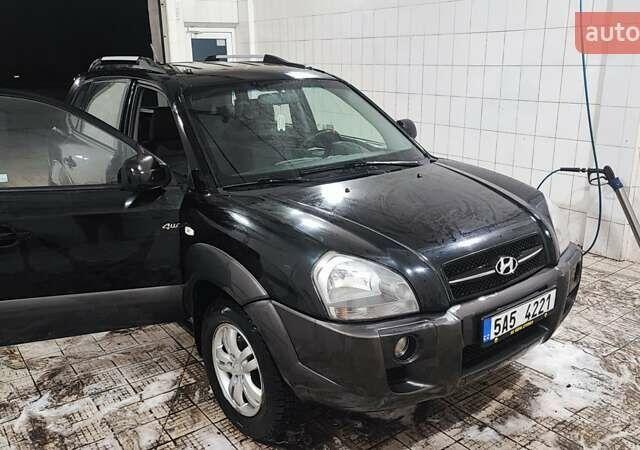 Черный Хендай Туксон, объемом двигателя 2 л и пробегом 284 тыс. км за 4700 $, фото 16 на Automoto.ua