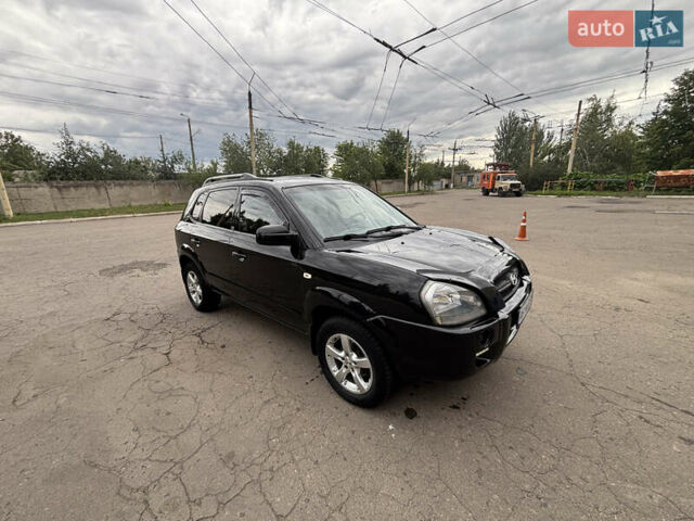 Черный Хендай Туксон, объемом двигателя 1.98 л и пробегом 215 тыс. км за 8600 $, фото 2 на Automoto.ua
