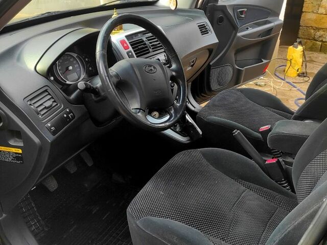Черный Хендай Туксон, объемом двигателя 2 л и пробегом 220 тыс. км за 6750 $, фото 4 на Automoto.ua
