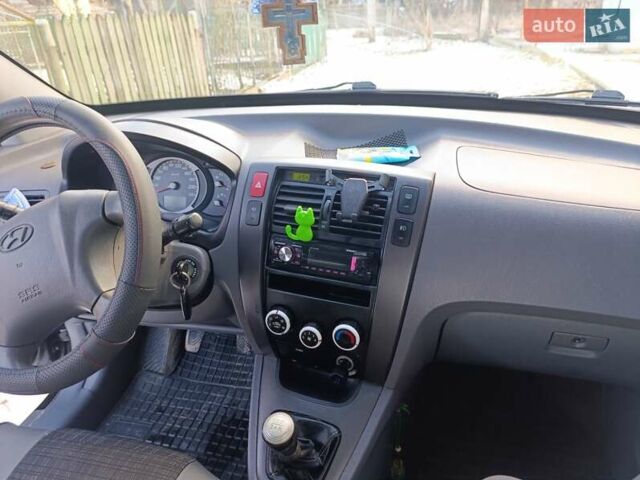 Черный Хендай Туксон, объемом двигателя 1.98 л и пробегом 285 тыс. км за 5600 $, фото 4 на Automoto.ua