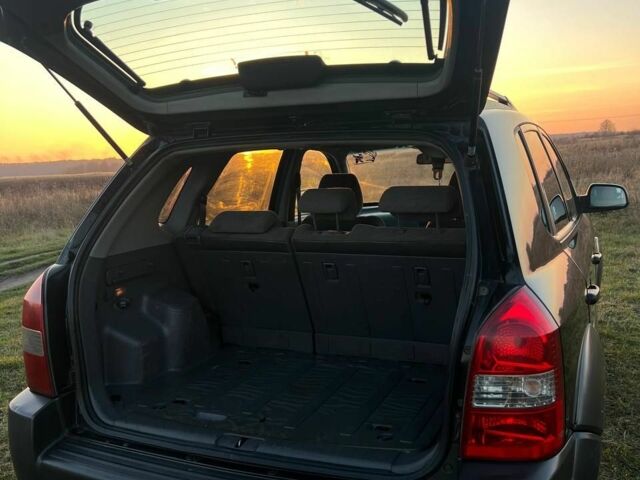 Черный Хендай Туксон, объемом двигателя 2 л и пробегом 137 тыс. км за 4300 $, фото 5 на Automoto.ua