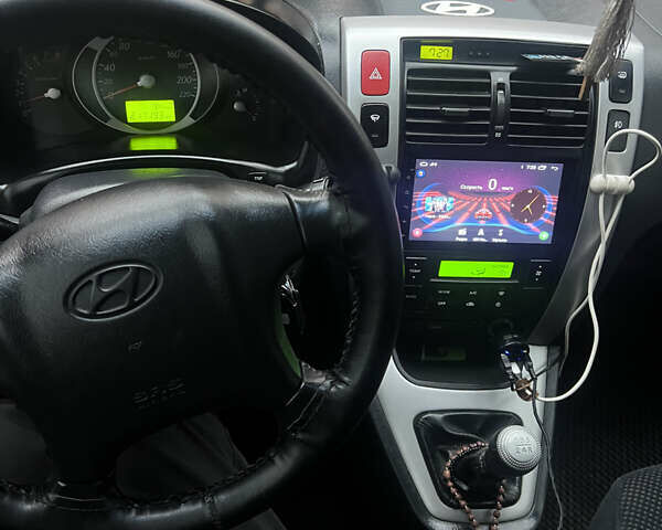 Черный Хендай Туксон, объемом двигателя 1.98 л и пробегом 217 тыс. км за 8300 $, фото 4 на Automoto.ua