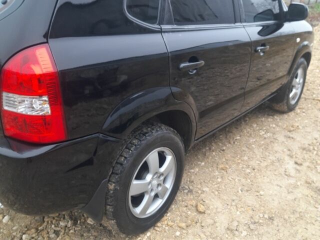 Черный Хендай Туксон, объемом двигателя 2 л и пробегом 230 тыс. км за 6800 $, фото 4 на Automoto.ua