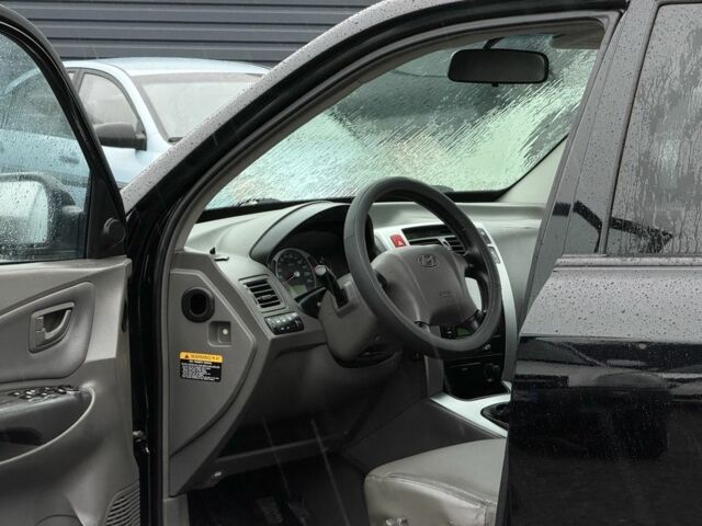 Черный Хендай Туксон, объемом двигателя 2 л и пробегом 263 тыс. км за 7950 $, фото 9 на Automoto.ua