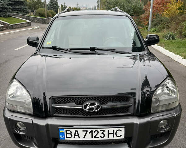 Черный Хендай Туксон, объемом двигателя 2 л и пробегом 209 тыс. км за 7800 $, фото 2 на Automoto.ua