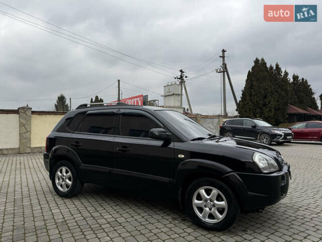 Черный Хендай Туксон, объемом двигателя 1.98 л и пробегом 250 тыс. км за 7150 $, фото 3 на Automoto.ua