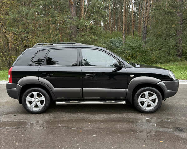 Черный Хендай Туксон, объемом двигателя 2 л и пробегом 209 тыс. км за 7800 $, фото 7 на Automoto.ua