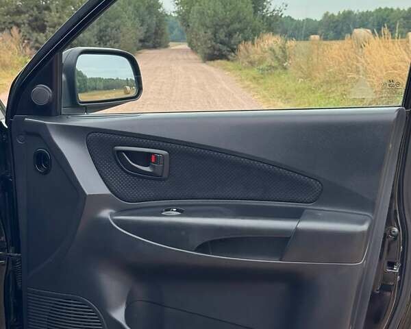Черный Хендай Туксон, объемом двигателя 2 л и пробегом 209 тыс. км за 7600 $, фото 14 на Automoto.ua