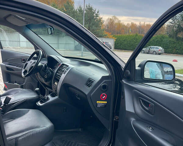 Черный Хендай Туксон, объемом двигателя 1.98 л и пробегом 170 тыс. км за 7750 $, фото 5 на Automoto.ua