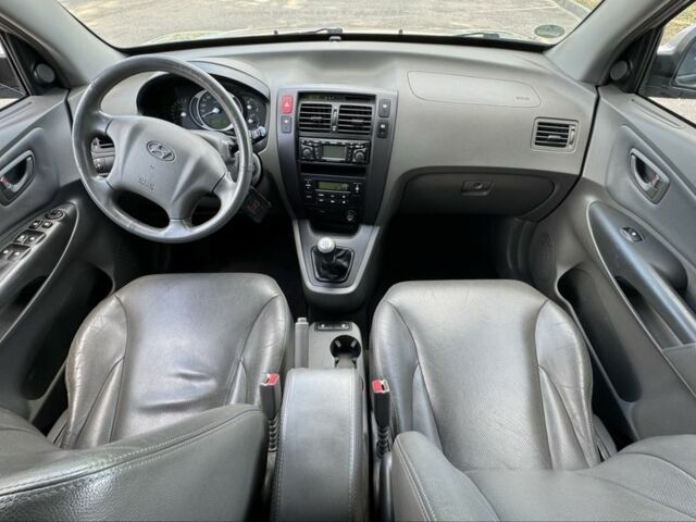 Черный Хендай Туксон, объемом двигателя 2 л и пробегом 266 тыс. км за 7700 $, фото 11 на Automoto.ua