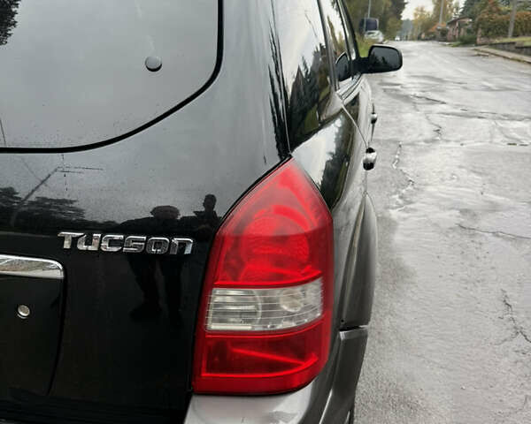 Черный Хендай Туксон, объемом двигателя 2 л и пробегом 209 тыс. км за 7800 $, фото 10 на Automoto.ua