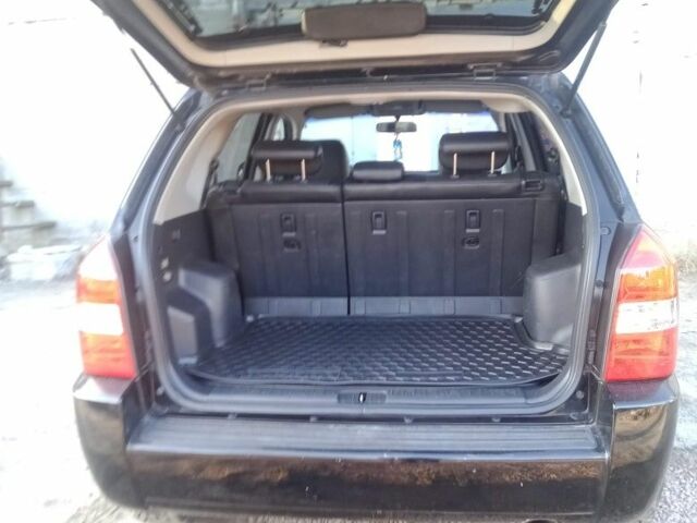 Черный Хендай Туксон, объемом двигателя 2 л и пробегом 203 тыс. км за 7500 $, фото 4 на Automoto.ua