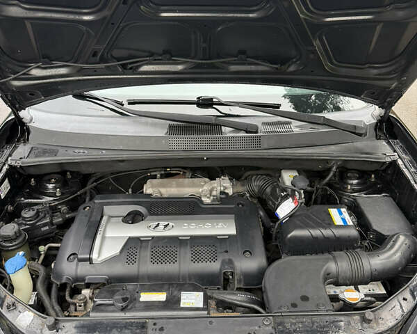 Черный Хендай Туксон, объемом двигателя 2 л и пробегом 209 тыс. км за 7800 $, фото 13 на Automoto.ua