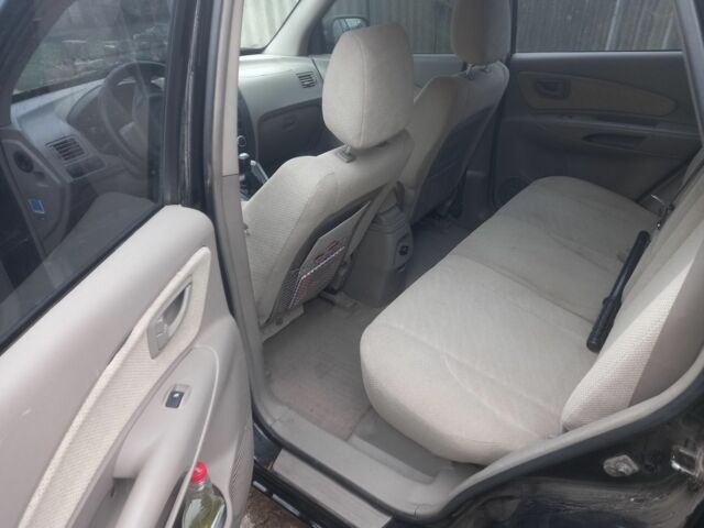 Черный Хендай Туксон, объемом двигателя 2 л и пробегом 395 тыс. км за 4500 $, фото 7 на Automoto.ua