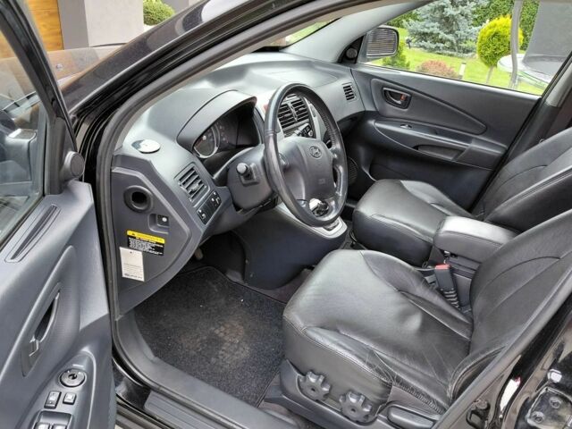 Черный Хендай Туксон, объемом двигателя 2 л и пробегом 233 тыс. км за 7000 $, фото 10 на Automoto.ua