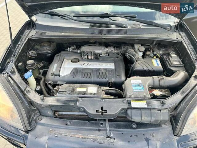 Черный Хендай Туксон, объемом двигателя 1.98 л и пробегом 277 тыс. км за 5350 $, фото 1 на Automoto.ua