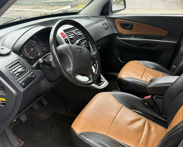 Черный Хендай Туксон, объемом двигателя 2 л и пробегом 209 тыс. км за 7800 $, фото 17 на Automoto.ua