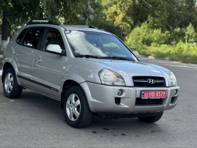 Черный Хендай Туксон, объемом двигателя 2 л и пробегом 266 тыс. км за 7700 $, фото 8 на Automoto.ua