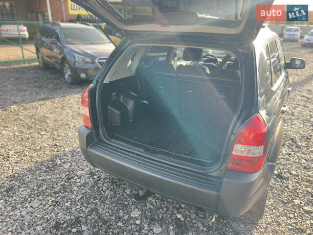 Черный Хендай Туксон, объемом двигателя 1.98 л и пробегом 191 тыс. км за 8300 $, фото 11 на Automoto.ua