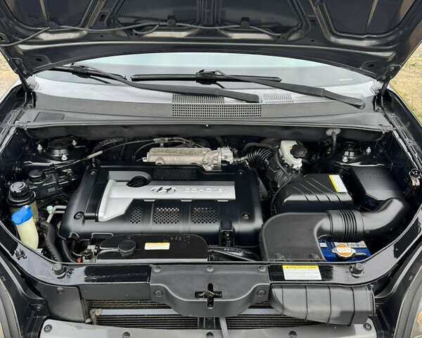 Черный Хендай Туксон, объемом двигателя 2 л и пробегом 201 тыс. км за 7750 $, фото 28 на Automoto.ua