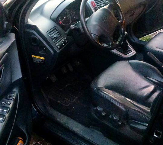 Чорний Хендай Туксон, об'ємом двигуна 2 л та пробігом 230 тис. км за 7000 $, фото 3 на Automoto.ua