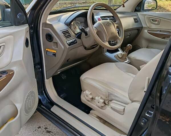 Черный Хендай Туксон, объемом двигателя 1.98 л и пробегом 256 тыс. км за 8000 $, фото 16 на Automoto.ua