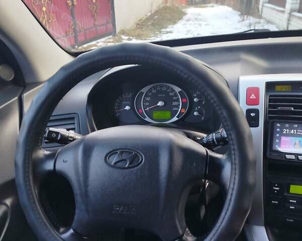 Черный Хендай Туксон, объемом двигателя 1.98 л и пробегом 210 тыс. км за 8000 $, фото 9 на Automoto.ua