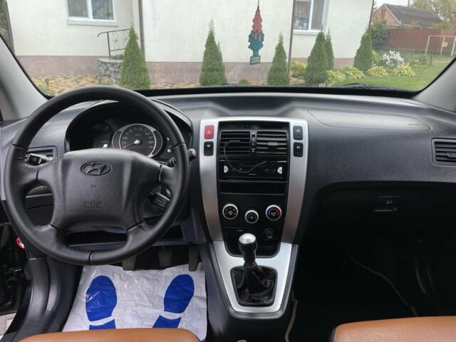 Черный Хендай Туксон, объемом двигателя 2 л и пробегом 163 тыс. км за 7700 $, фото 8 на Automoto.ua