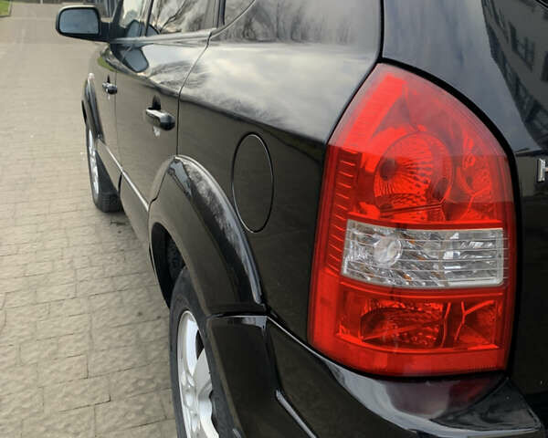 Черный Хендай Туксон, объемом двигателя 1.99 л и пробегом 290 тыс. км за 7700 $, фото 5 на Automoto.ua