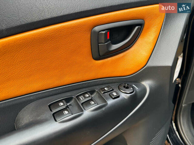 Черный Хендай Туксон, объемом двигателя 2 л и пробегом 210 тыс. км за 7990 $, фото 11 на Automoto.ua