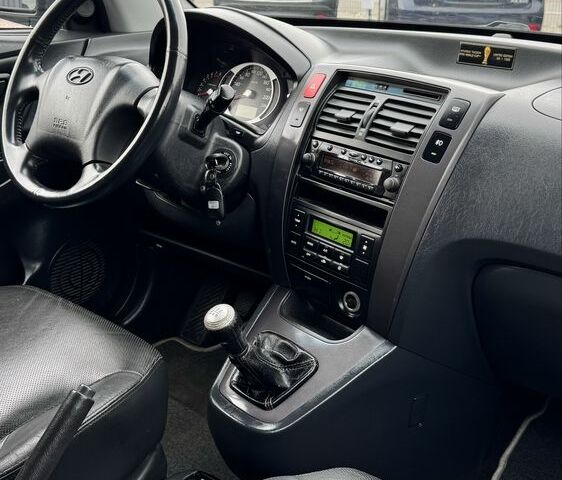 Черный Хендай Туксон, объемом двигателя 2 л и пробегом 163 тыс. км за 8400 $, фото 16 на Automoto.ua