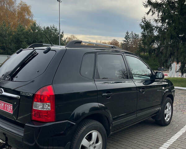 Черный Хендай Туксон, объемом двигателя 1.98 л и пробегом 170 тыс. км за 7750 $, фото 3 на Automoto.ua