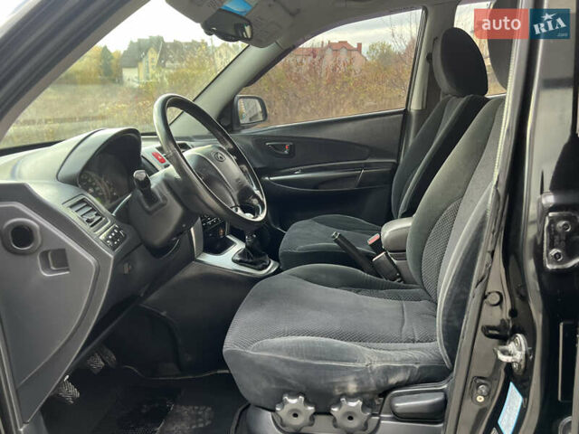 Хендай Туксон 2006 у Тернополі на Automoto.ua Чорний Хендай Туксон, об'ємом двигуна 2 л та пробігом 240 тис. км за 6699 $, фото 30 на Automoto.ua