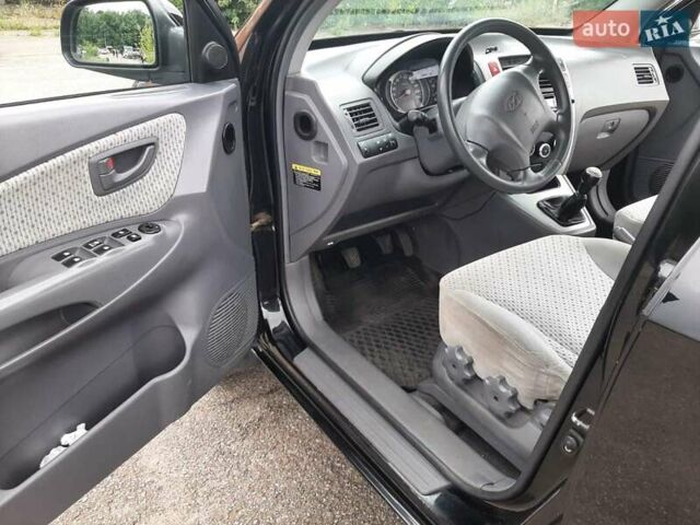 Черный Хендай Туксон, объемом двигателя 2 л и пробегом 216 тыс. км за 7600 $, фото 10 на Automoto.ua