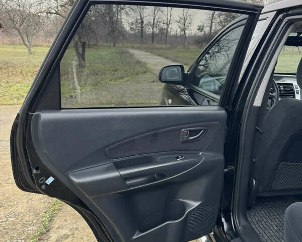 Черный Хендай Туксон, объемом двигателя 2 л и пробегом 201 тыс. км за 7750 $, фото 45 на Automoto.ua