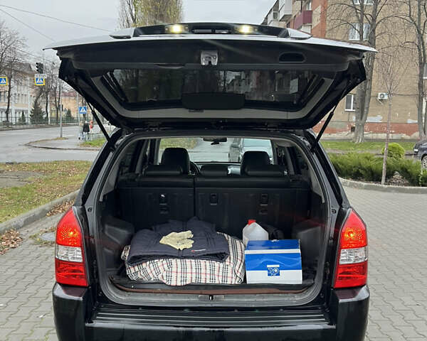 Черный Хендай Туксон, объемом двигателя 2 л и пробегом 242 тыс. км за 6999 $, фото 14 на Automoto.ua