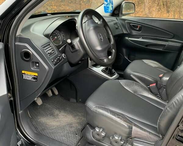 Черный Хендай Туксон, объемом двигателя 1.98 л и пробегом 196 тыс. км за 7700 $, фото 9 на Automoto.ua