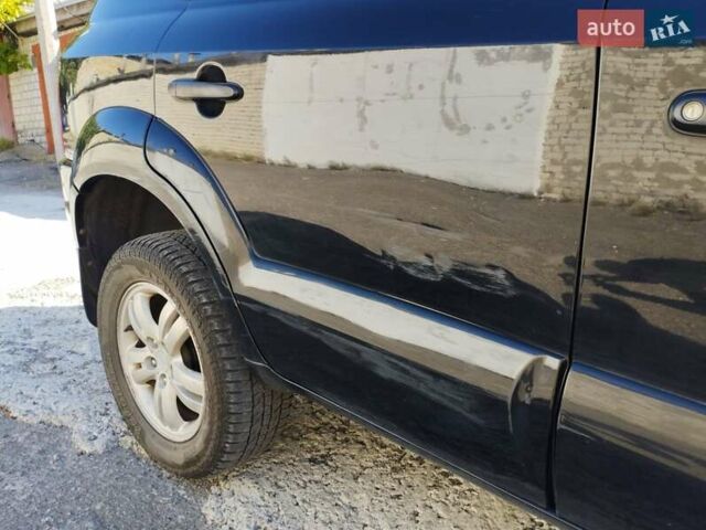 Черный Хендай Туксон, объемом двигателя 1.98 л и пробегом 190 тыс. км за 7800 $, фото 2 на Automoto.ua