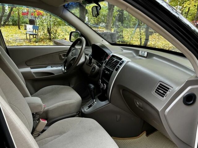 Черный Хендай Туксон, объемом двигателя 2 л и пробегом 240 тыс. км за 5600 $, фото 9 на Automoto.ua