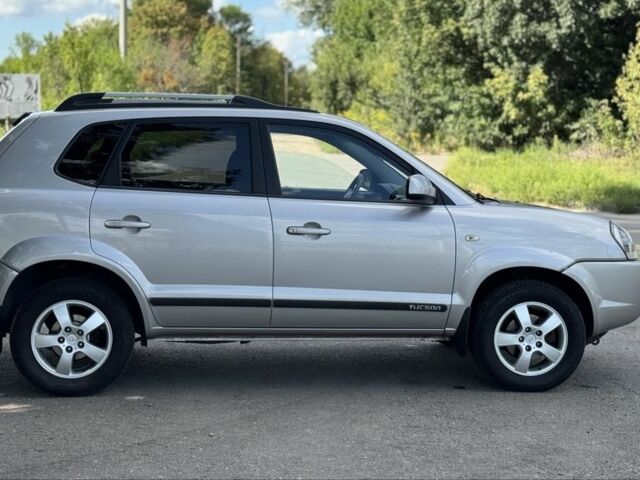 Черный Хендай Туксон, объемом двигателя 2 л и пробегом 266 тыс. км за 7700 $, фото 15 на Automoto.ua