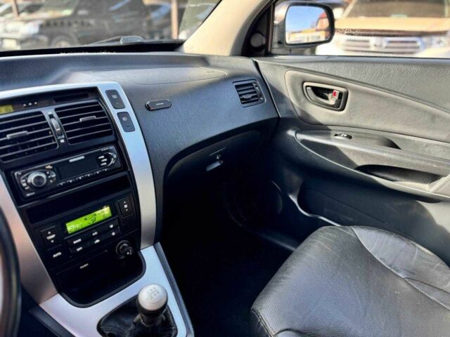 Чорний Хендай Туксон, об'ємом двигуна 2 л та пробігом 207 тис. км за 8000 $, фото 12 на Automoto.ua