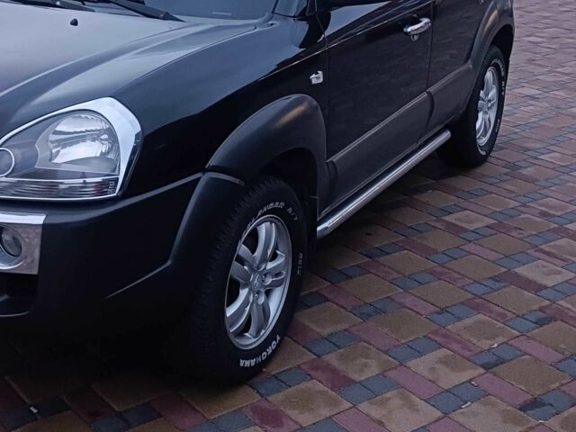 Черный Хендай Туксон, объемом двигателя 2 л и пробегом 124 тыс. км за 7200 $, фото 2 на Automoto.ua