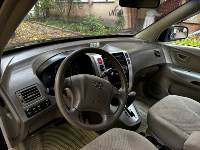 Черный Хендай Туксон, объемом двигателя 2 л и пробегом 240 тыс. км за 5600 $, фото 6 на Automoto.ua