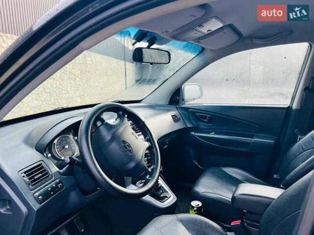 Черный Хендай Туксон, объемом двигателя 1.99 л и пробегом 310 тыс. км за 6600 $, фото 8 на Automoto.ua