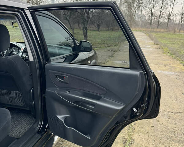 Черный Хендай Туксон, объемом двигателя 2 л и пробегом 201 тыс. км за 7750 $, фото 51 на Automoto.ua