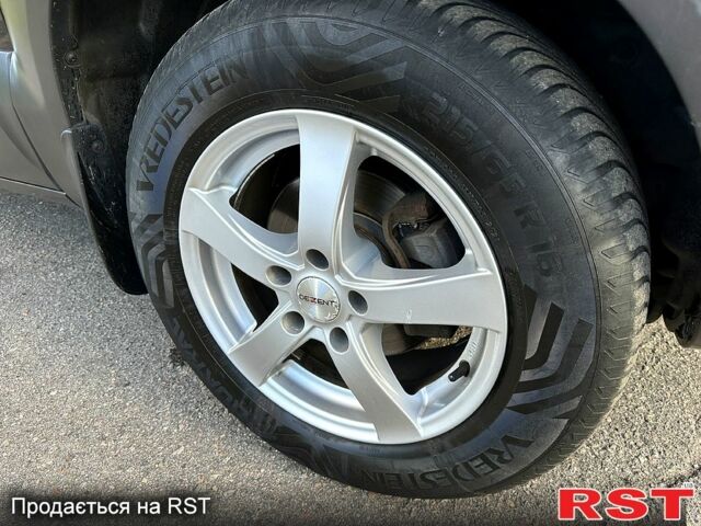 Черный Хендай Туксон, объемом двигателя 2 л и пробегом 250 тыс. км за 5600 $, фото 6 на Automoto.ua