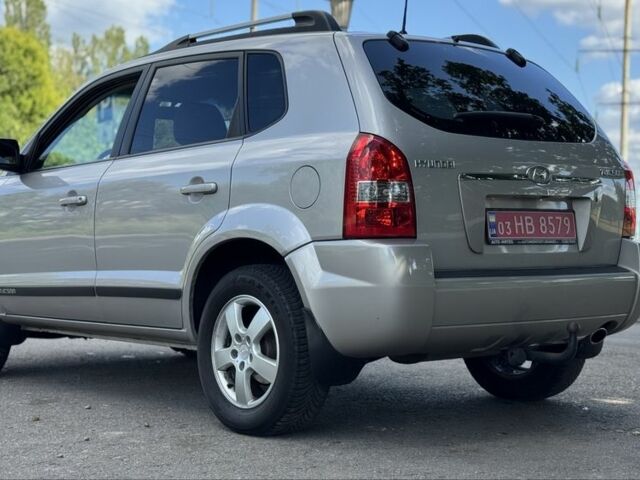 Черный Хендай Туксон, объемом двигателя 2 л и пробегом 266 тыс. км за 7700 $, фото 9 на Automoto.ua