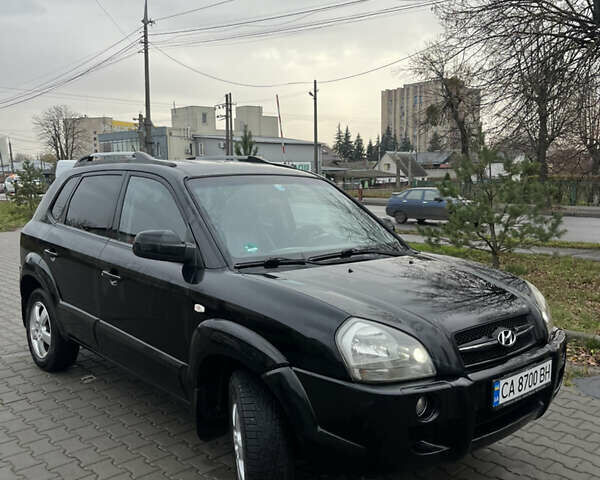 Черный Хендай Туксон, объемом двигателя 2 л и пробегом 242 тыс. км за 6999 $, фото 1 на Automoto.ua