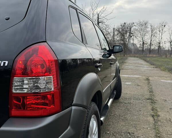 Черный Хендай Туксон, объемом двигателя 2 л и пробегом 201 тыс. км за 7750 $, фото 17 на Automoto.ua